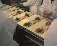 Niemcy praca na taśmie produkcyjnej przy kanapkach bez języka Berlin