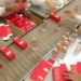 pakowanie kosmetykow perfumy przy tasmie produkcja